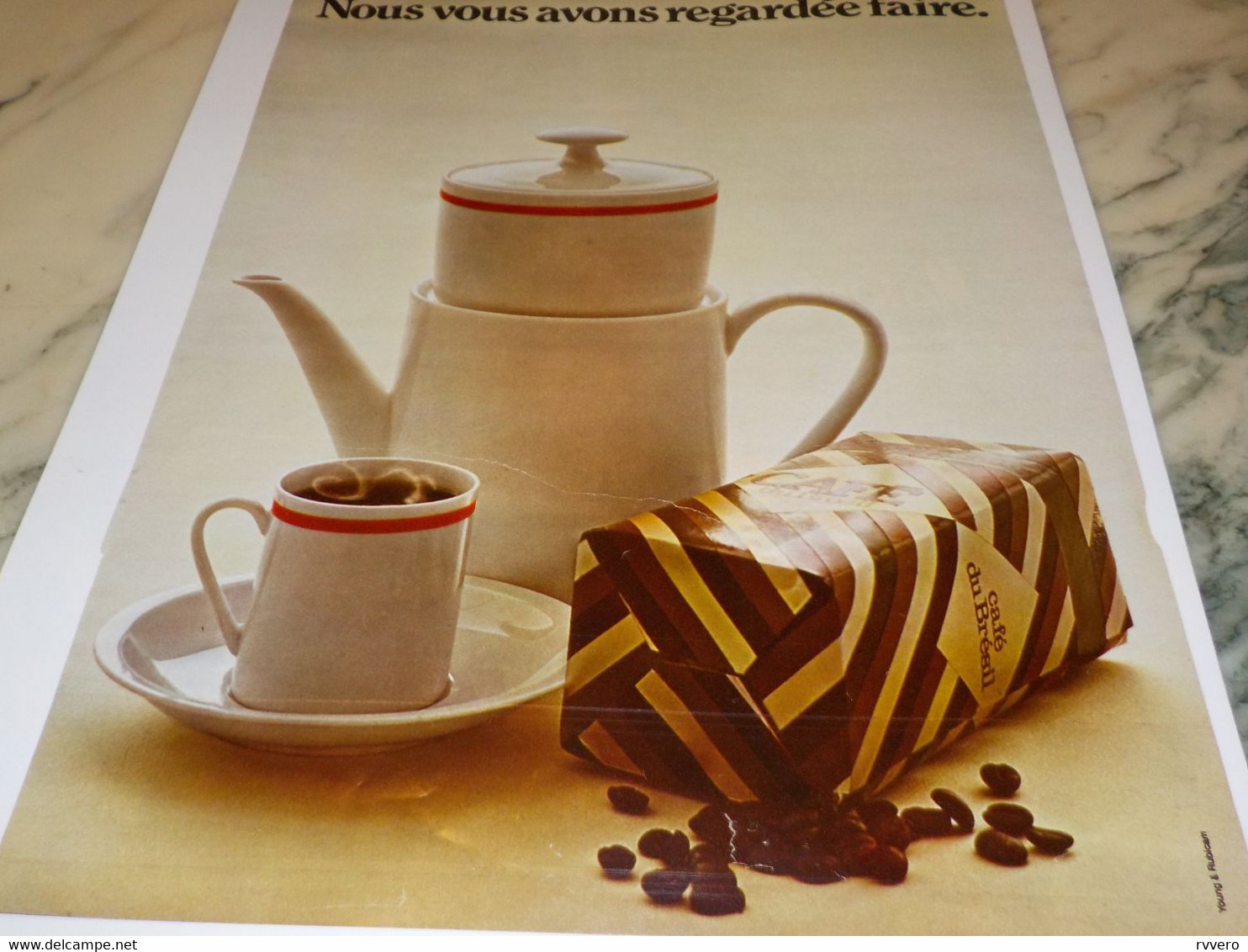 ANCIENNE PUBLICITE NOUS VOUS  AVONS REGARDEE FAIRE LE CAFE 1970 - Afiches