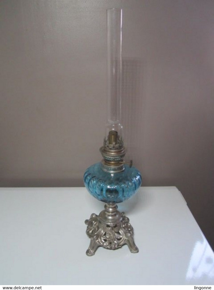 Ancienne Lampe A Pétrole Unis France Paris Réservoir En Verre Bleu, Pied Floral, Haut  49 Cm Poids 1010 Grammes - Luminaires & Lustres