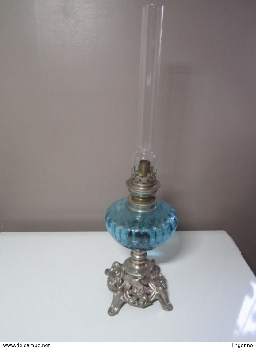 Ancienne Lampe A Pétrole Unis France Paris Réservoir En Verre Bleu, Pied Floral, Haut  49 Cm Poids 1010 Grammes - Luminaires & Lustres