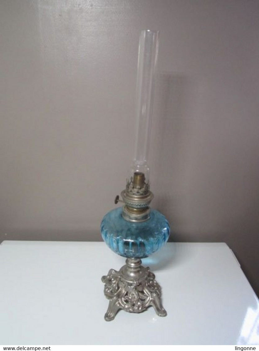 Ancienne Lampe A Pétrole Unis France Paris Réservoir En Verre Bleu, Pied Floral, Haut  49 Cm Poids 1010 Grammes - Luminaires & Lustres