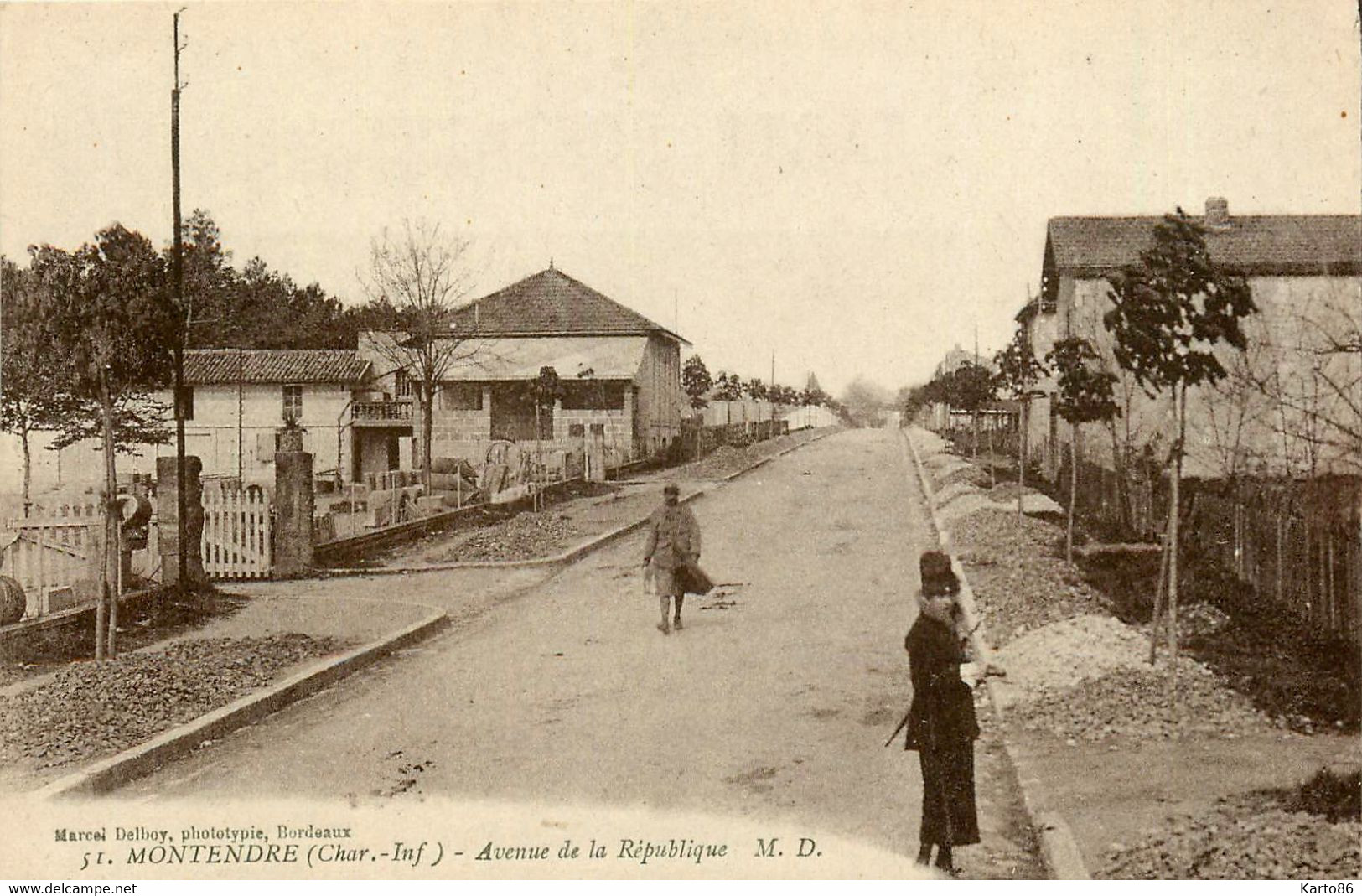 Montendre * Avenue De La République * Villageois - Montendre