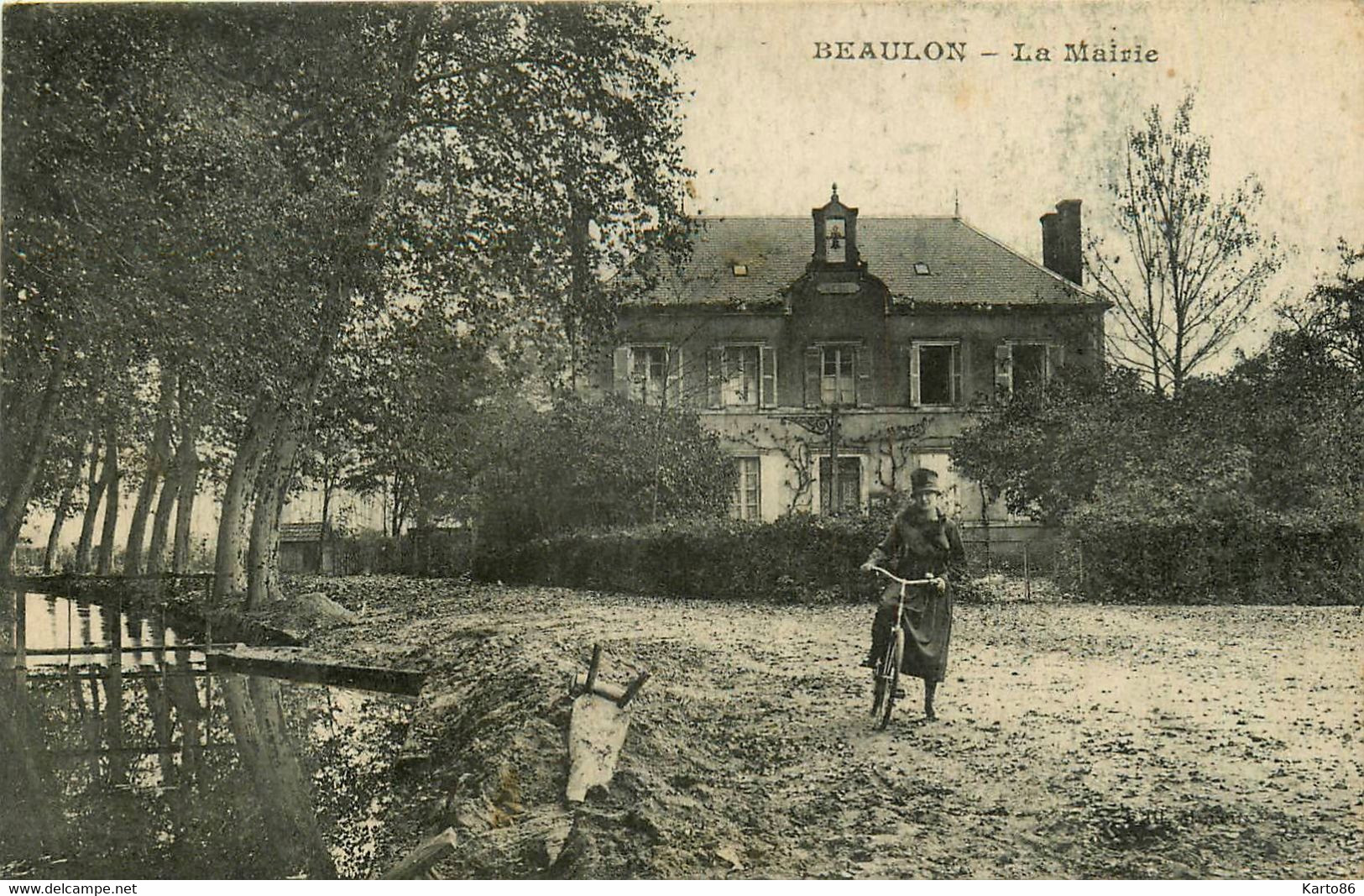 Beaulon * Route Et Vue Sur La Mairie * Villageoise à Vélo - Montendre