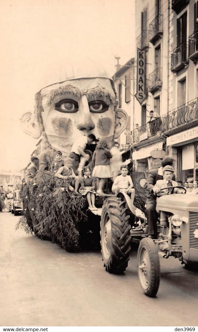 Agriculture - TRACTEUR Tirant Un Char Pour Un Carnaval, 1956 - Publicité Kodaks - Carte-Photo Non Située - Tracteurs