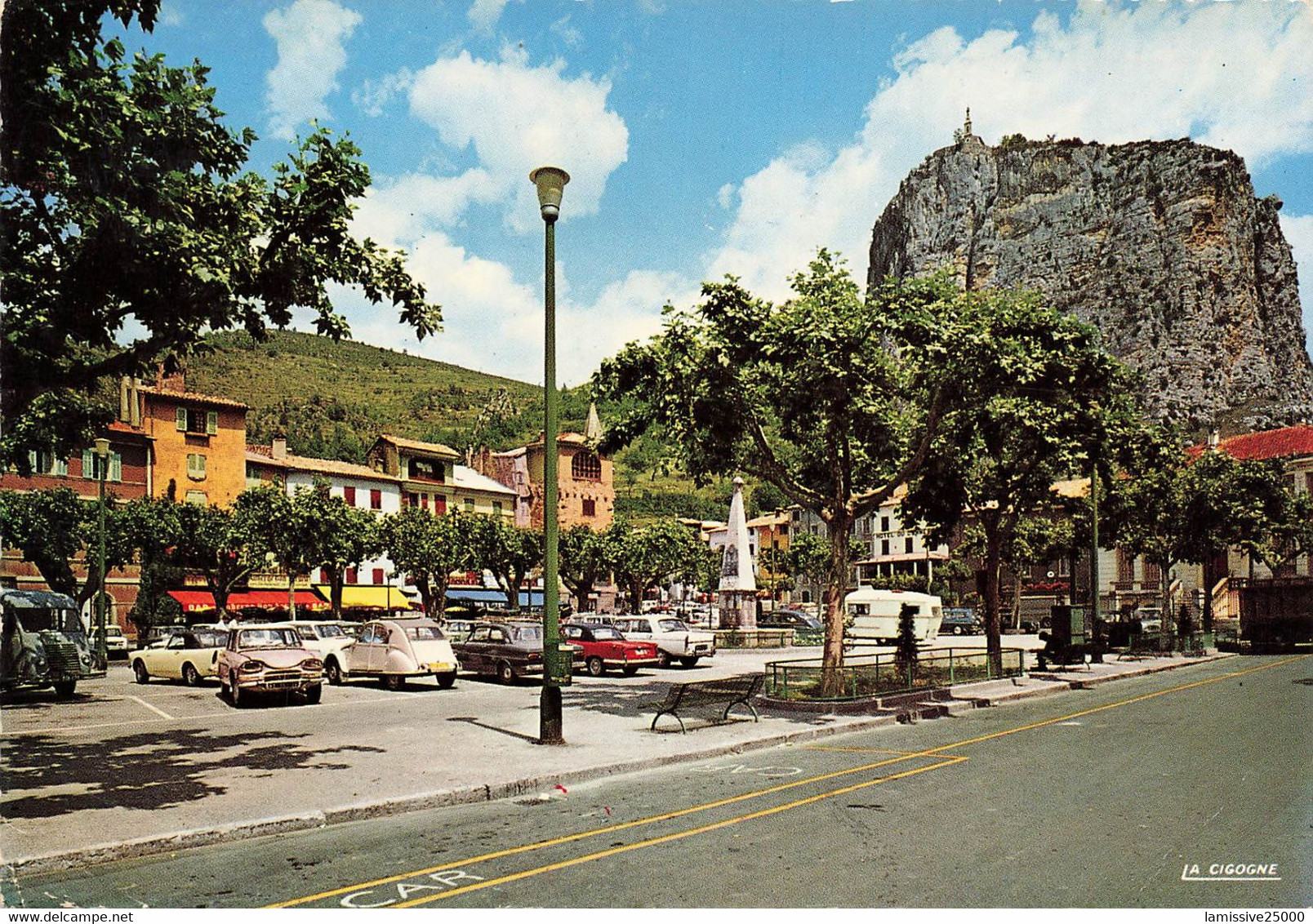 04 Castellane Notre Dame Du Roc Et La Place Voiture Automobile Peugot Renault 2CV Ami 8 Citroen - Castellane