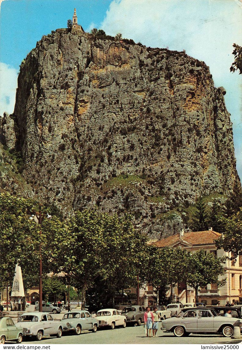 04 Castellane Notre Dame Du Roc Et La Place Voiture Automobile Peugot Renault Citroen  Dauphine Aronde - Castellane