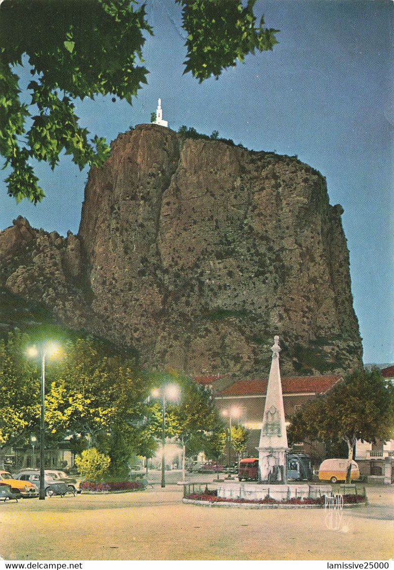 04 Castellane Notre Dame Du Roc Et La Place Voiture Automobile Peugot Renault Citroen Tub Aronde - Castellane