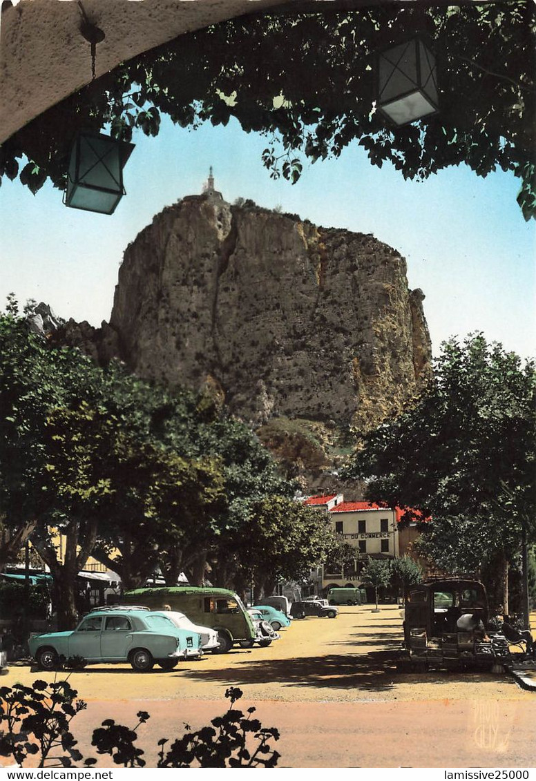 04 Castellane Notre Dame Du Roc Et La Place Voiture Automobile Peugot Renault Citroen 404 Tub Traction - Castellane