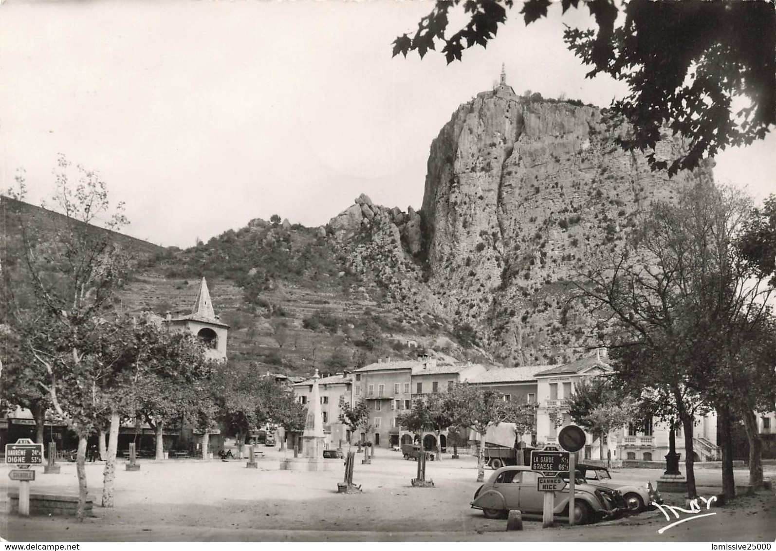 04 Castellane Notre Dame Du Roc Et La Place Voiture Automobile - Castellane