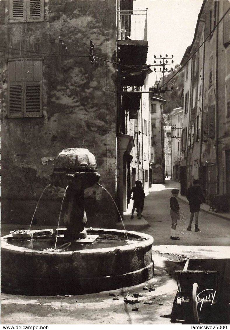 04 Castellane Vielle Fontaine Et La Rue Du Milieu - Castellane