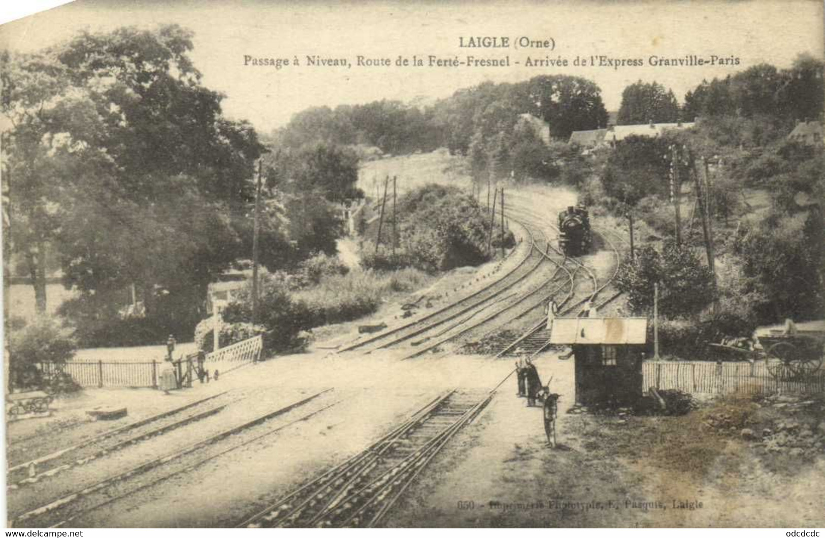 LAIGLE  Passage à Niveau Route De La Ferté Fresnel Arrivée De L'Express Granville Paris RV - L'Aigle