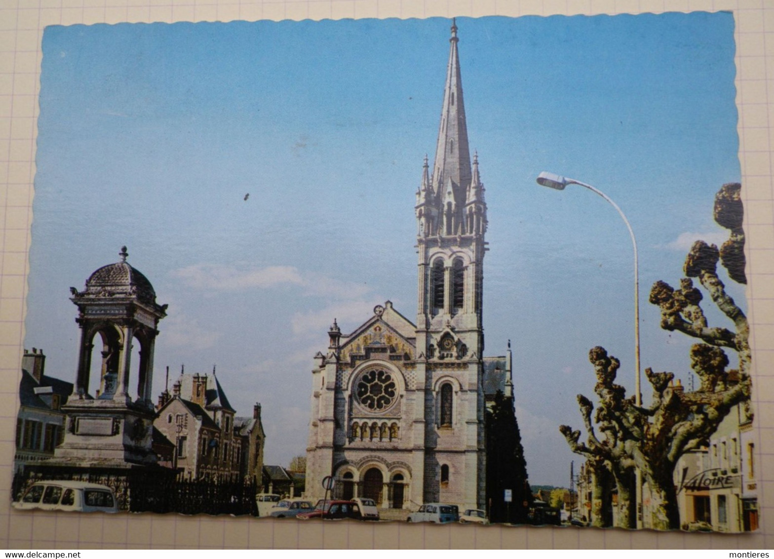 CPSM BRIARE LE CANAL - L'EGLISE AU PREMIER PLAN LE MONUMENT DE FELIX BAPTEROSSES - Briare