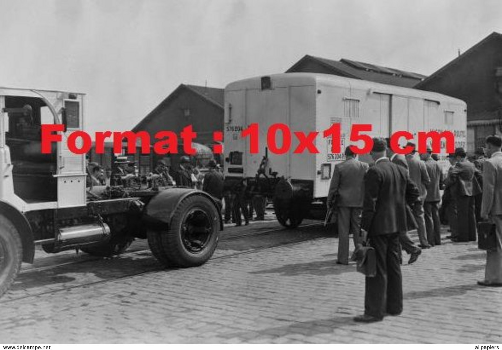 Reproduction Photographie Ancienne D'un Camion Accrochant un Wagon Container Willeme-Coder Chemins De Fer P.L.M En 1935 - Other & Unclassified