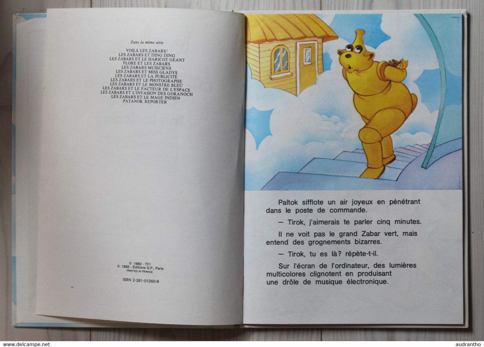 Livre Le Village Dans Les Nuages Ding Ding Fait Le Clown G.P Rouge Et Or émission Christophe Izard TF1 1982 - Bibliothèque Rouge Et Or