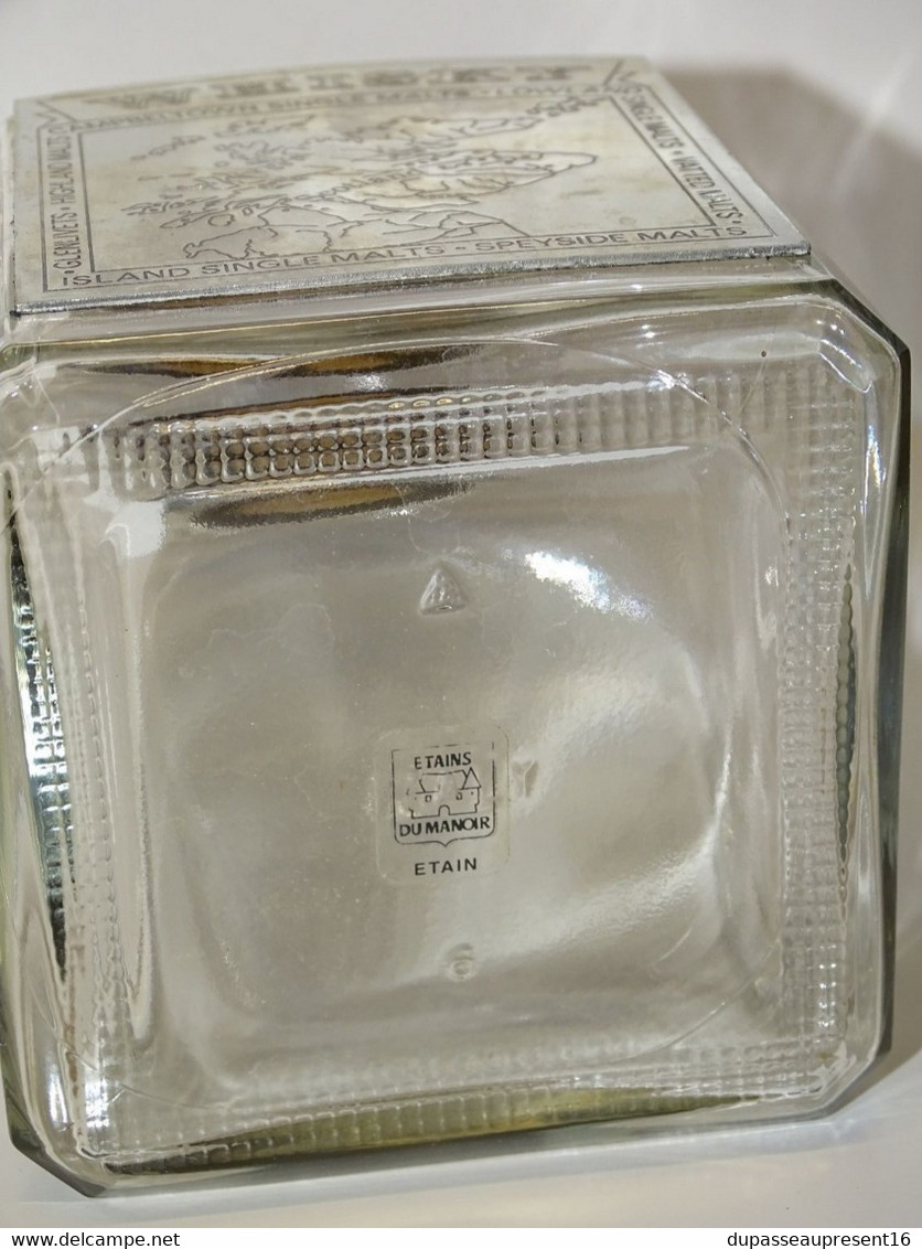 JOLIE BOUTEILLE WHISKY VERRE ET PLAQUE ETAIN du MANOIR avec son bouchon