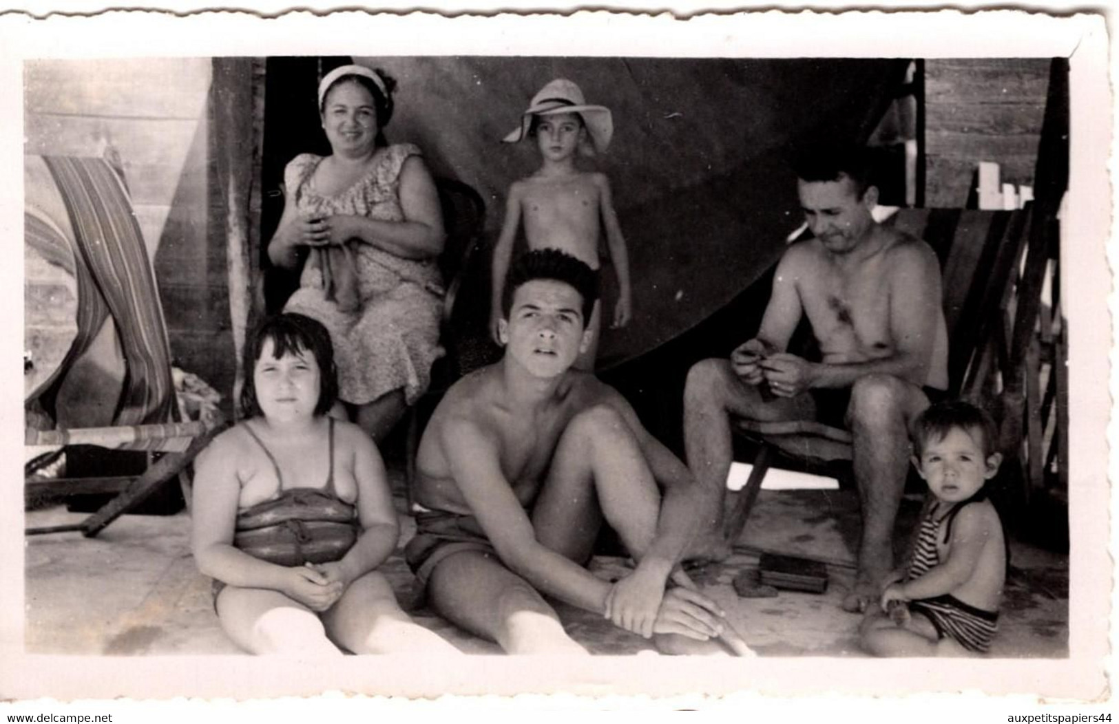 Photo Originale Couple De Parents Et Leurs 4 Enfants à La Plage En 1950 à L'Ombre D'un Voile. - Anonymous Persons