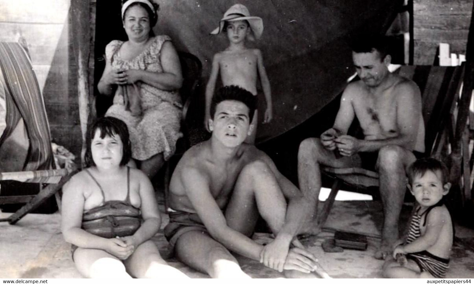 Photo Originale Couple De Parents Et Leurs 4 Enfants à La Plage En 1950 à L'Ombre D'un Voile. - Anonymous Persons