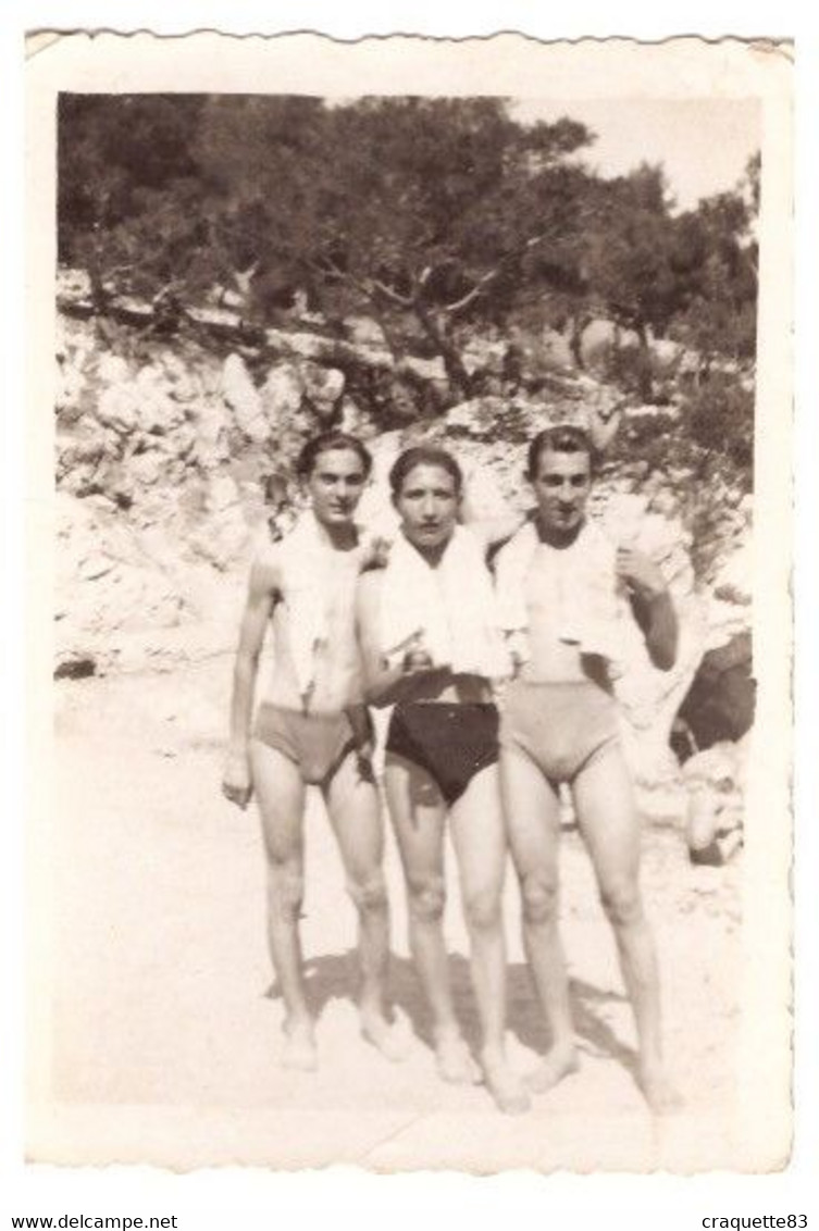 HOMMES  EN MAILLOT DE BAIN  SUR UNE PLAGE - Anonymous Persons