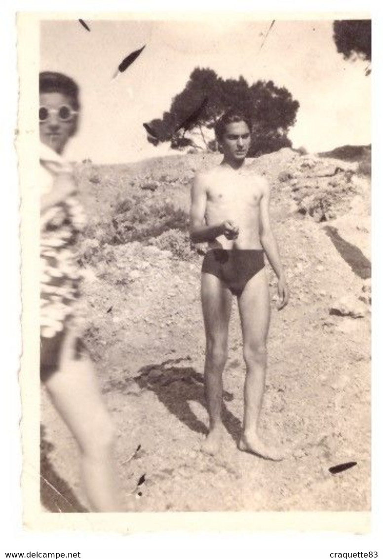 JEUNE HOMME EN MAILLOT DE BAIN  SUR LES ROCHERS - Anonymous Persons