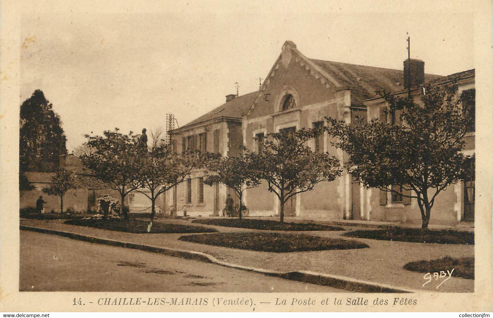 .CPA  FRANCE 85  "Chaille Les Marais, La Poste Et La Salle Des Fêtes" - Chaille Les Marais