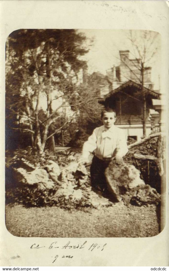 Carte Photo Jeune Garçon Dans Un Jardin En Arrière Plan Chateau à Situer   RV - Fotografia