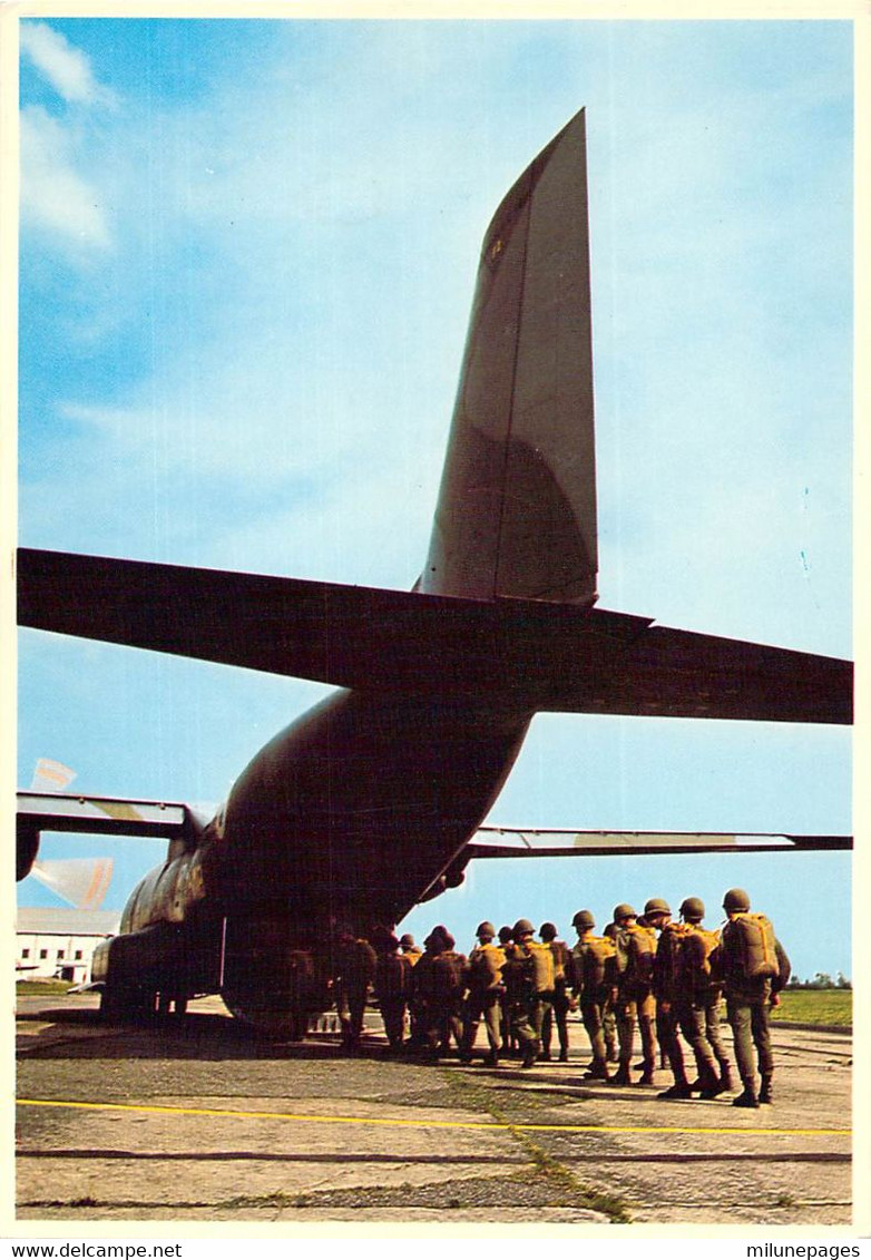 Vue Arrière D'un Avion Transall Durant L'Embarquement Des Soldats Parachutistes Carte Grand Format 12.5x17.5 Segalen 43 - Parachutting