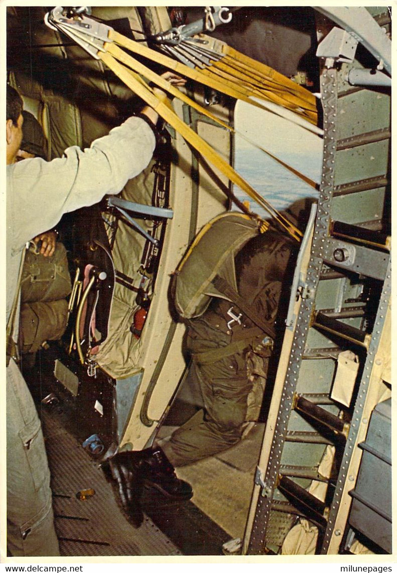 Sortie De Soldats Parachutistes Depuis Un Transall C.160 Carte Géante 21x15 Segalen 171 - Fallschirmspringen