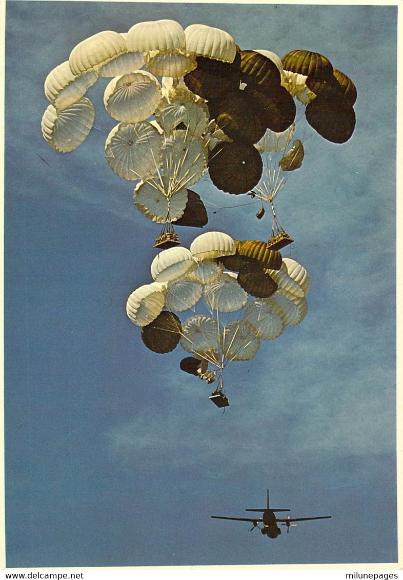 Largage De Matériel Militaire En Grappe De Parachutes Depuis Un Transall C.160 Carte Géante 21x15 Segalen 163 - Parachutespringen
