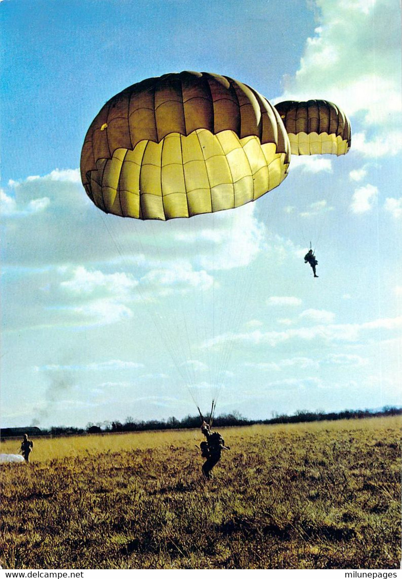 Descente Au Sol De Sodats Parachutistes Carte Géante 21x15 Dujardin à Pau - Parachutespringen
