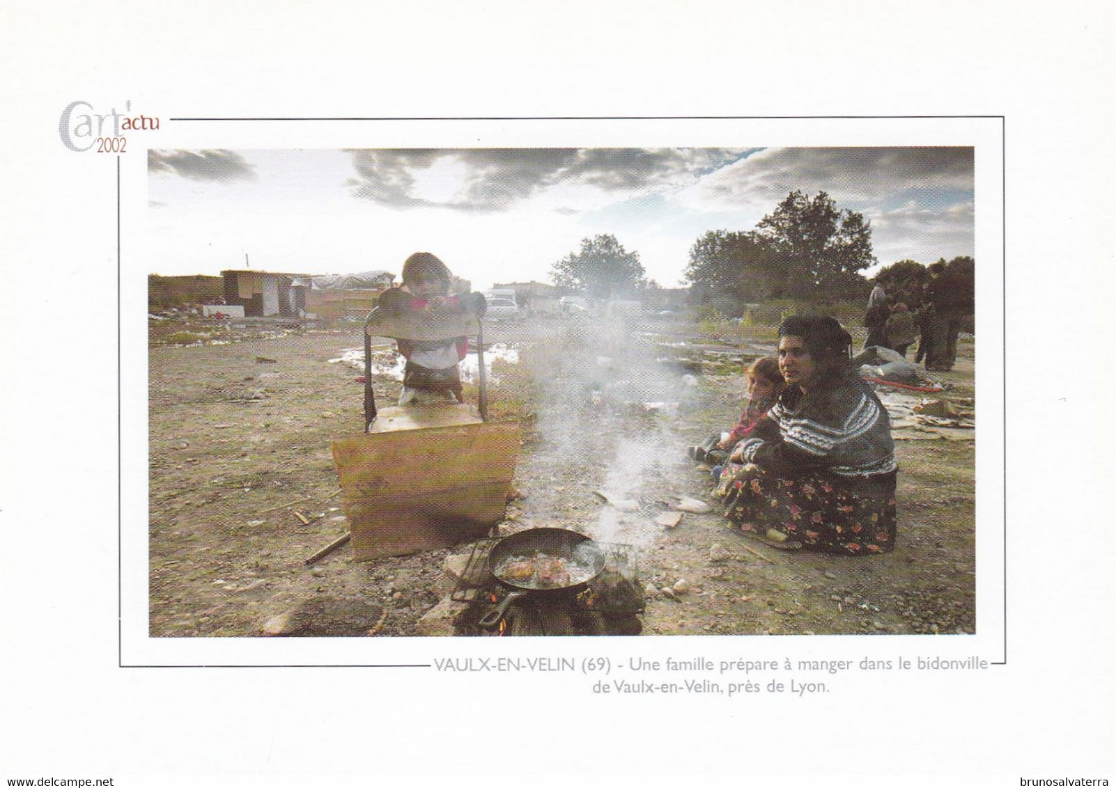 VAULX-EN-VELIN - Une Famille Prépare à Manger Dans Le Bidonville... - Cart'actu 2002 N° 73 - Photo Jean-Philippe Ksiazek - Vaux-en-Velin