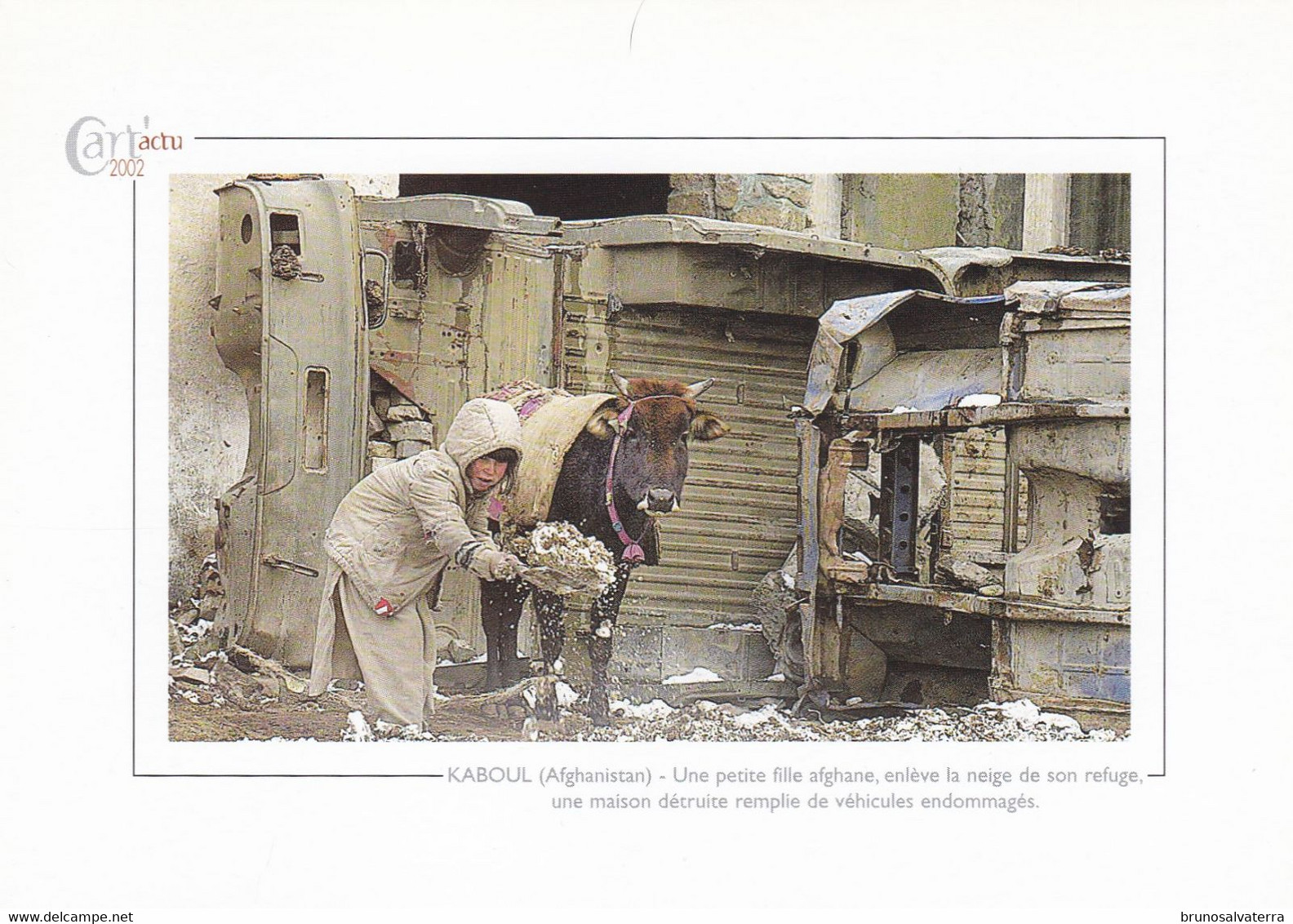 KABOUL - Une Petite Fille Afghane Enlève La Neige De Son Refuge... - Cart'actu 2002 N° 101 - Photo Jewel Samad - Afganistán