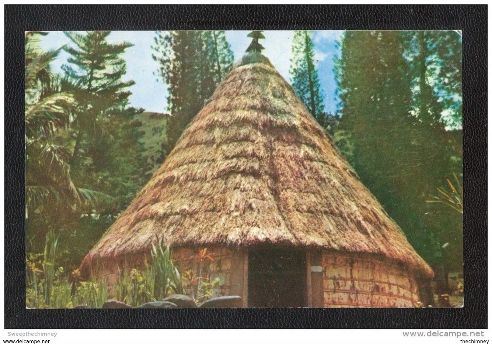 Océanie NOUVELLE CALÉDONIE CASE INDIGÈNE NATIVE HUT New Caledonia Nouvelle-Calédonie SMALL SIZE POSTCARD UNUSED - Nieuw-Caledonië