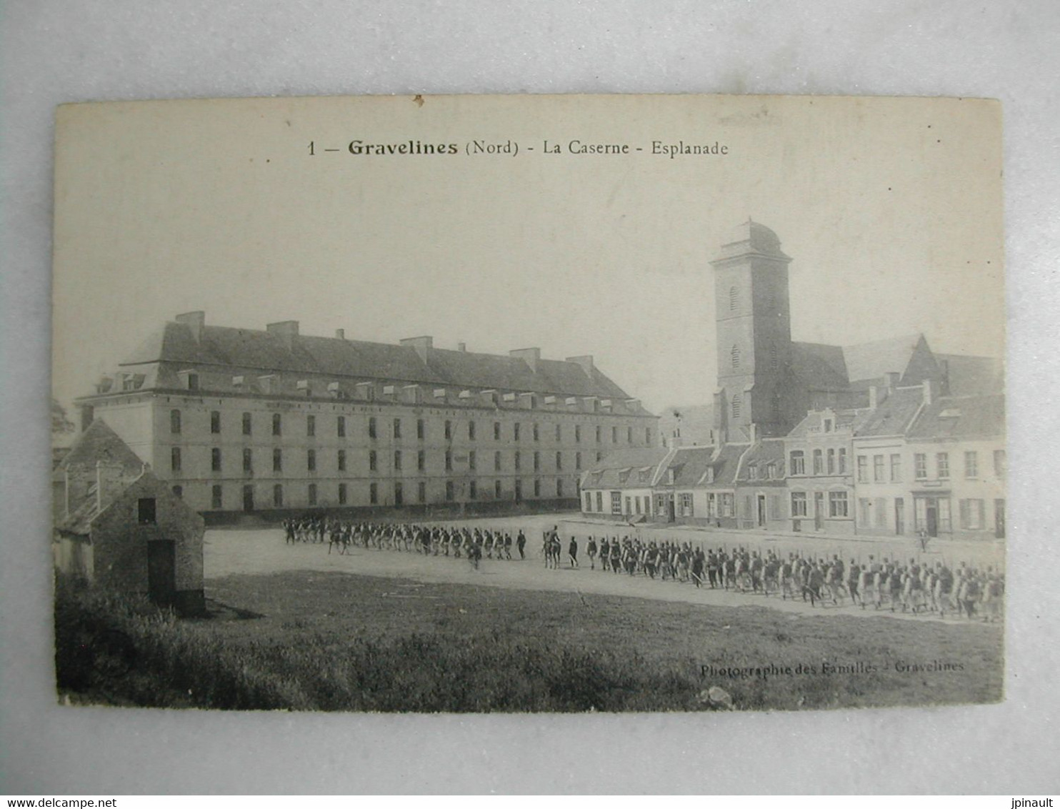 MILITARIA - GRAVELINES - La Caserne - Esplanade (très Animée) - Caserme