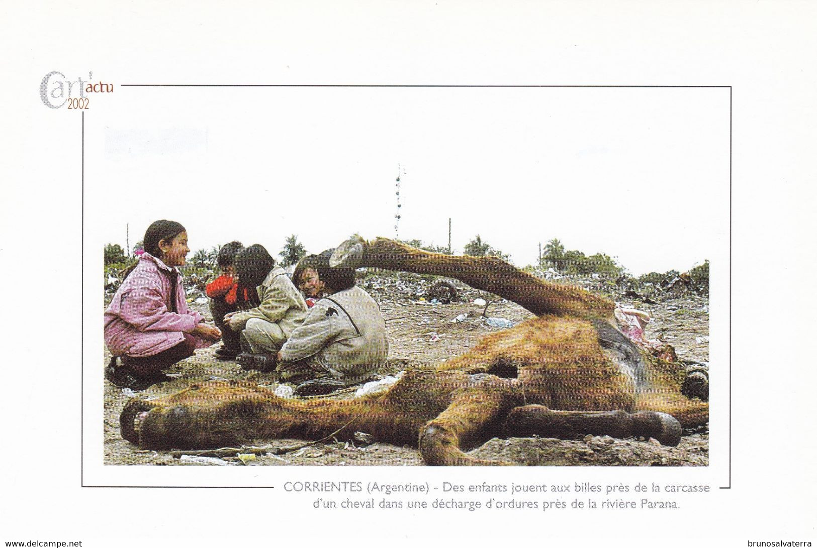 CORRIENTES - Des Enfants Jouent Aux Billes Près De La Carcasse D'un... - Cart'actu 2002 N° 104 - Photo Ali Burafi - Argentina