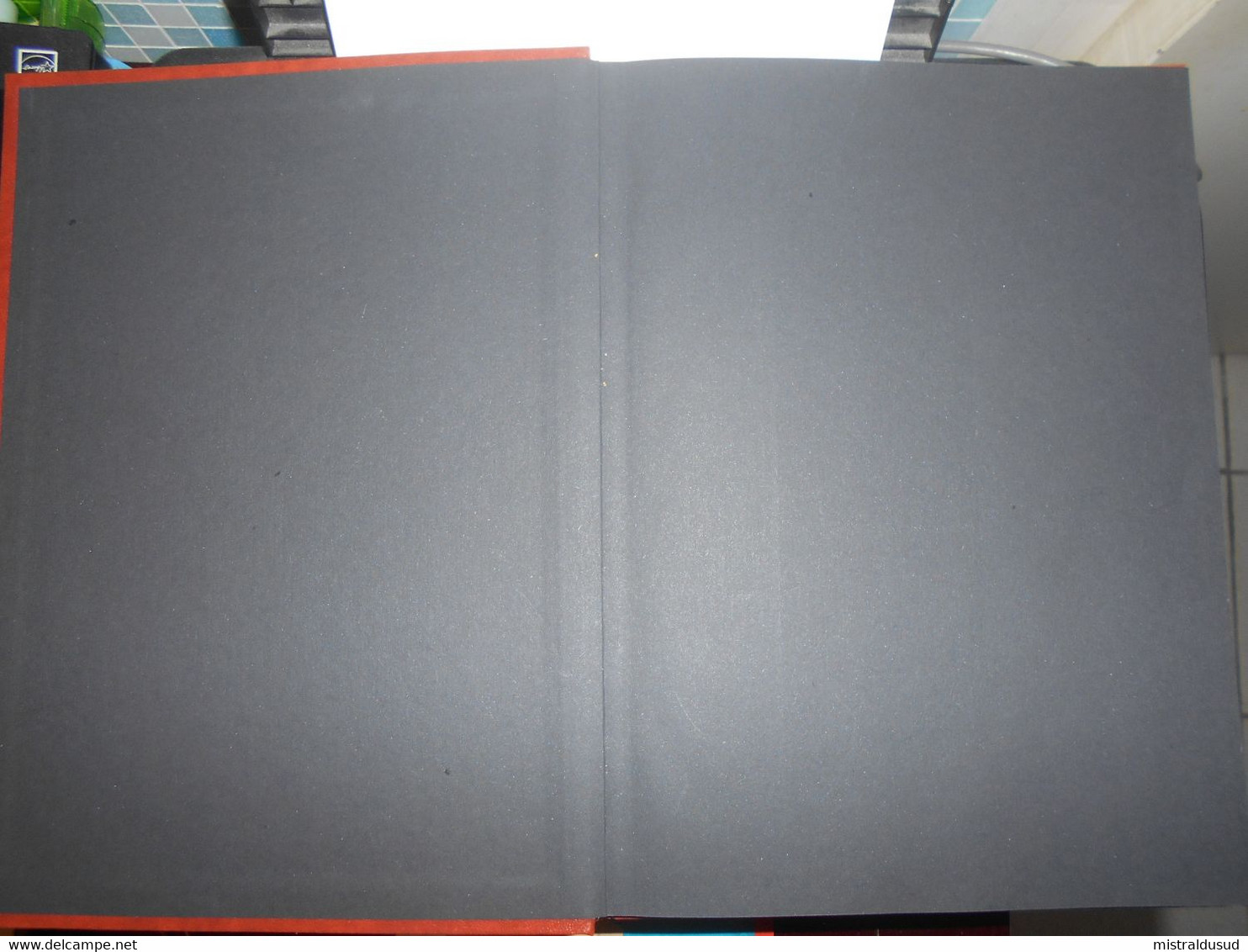 Album Grand Format Fond Noir 8 Pages Environ 700 Gr ( Occasion Bon Etats General  ) - Large Format, Black Pages