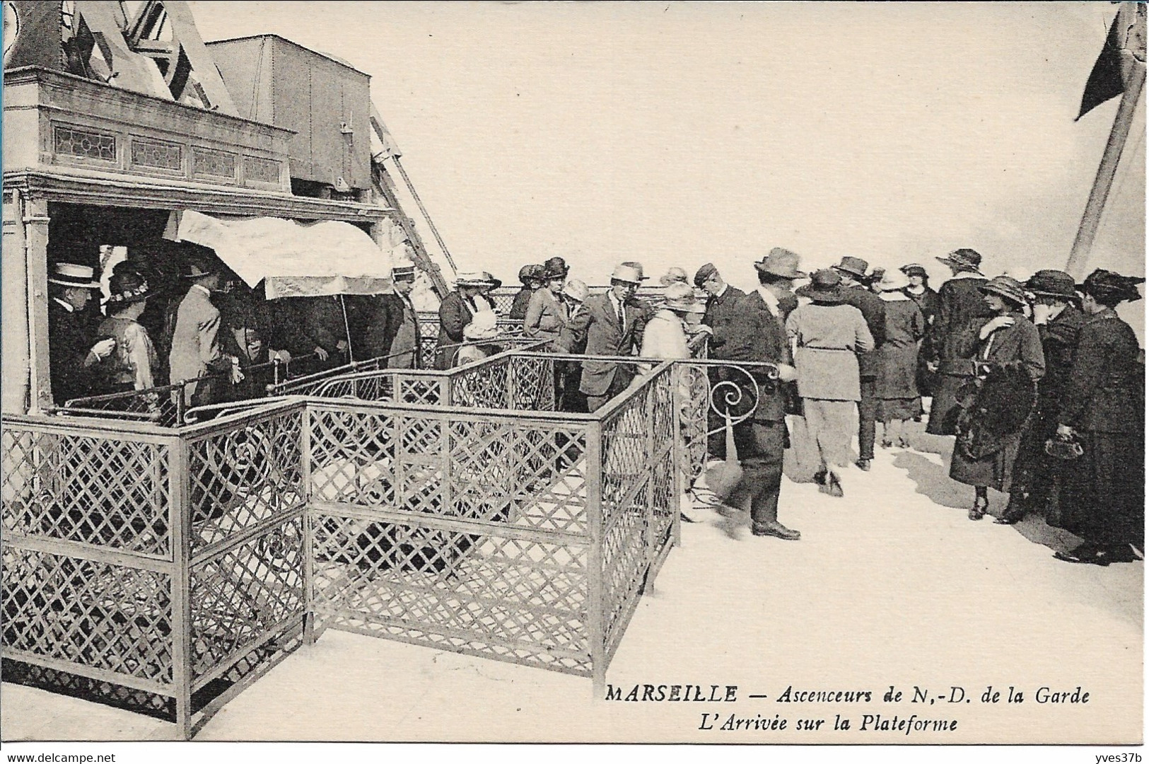 MARSEILLE - Ascenceurs De N-D De La Garde - L'Arrivée Sur La Plateforme - Notre-Dame De La Garde, Ascenseur