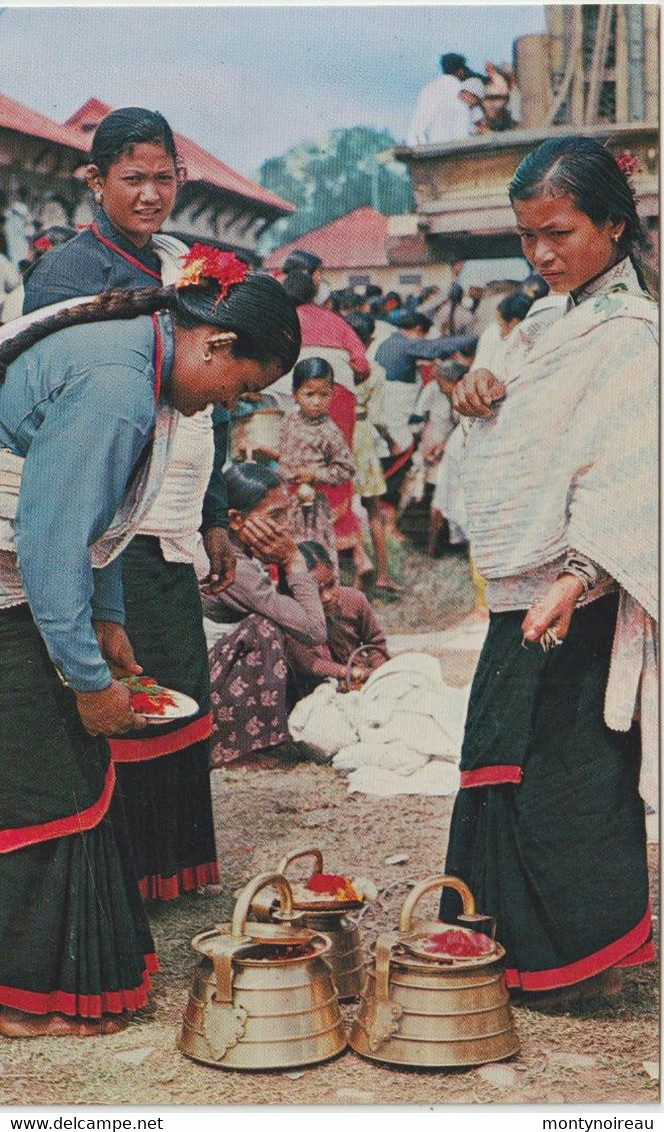 Asie : Népal ; Typical  Women Of Kathmandu  Valley Preparing  Fior Worship - Népal