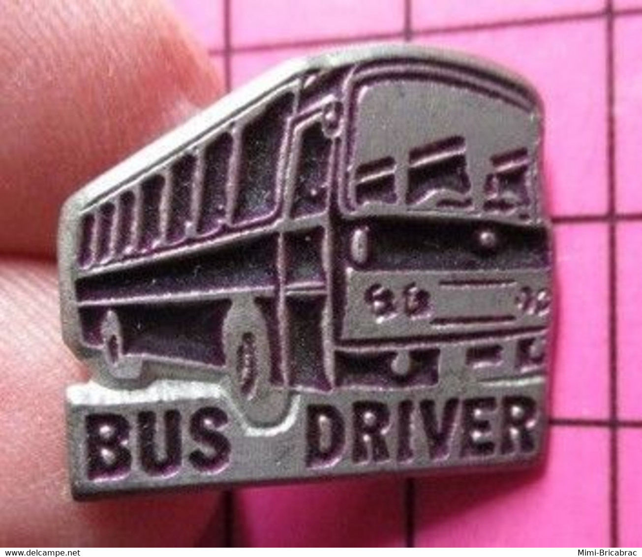 1719 Pin's Pins / Beau Et Rare / THEME : TRANSPORTS / AUTOBUS ROUTIER ACIER ET NOIR BUS DRIVER Double Attache - Trasporti