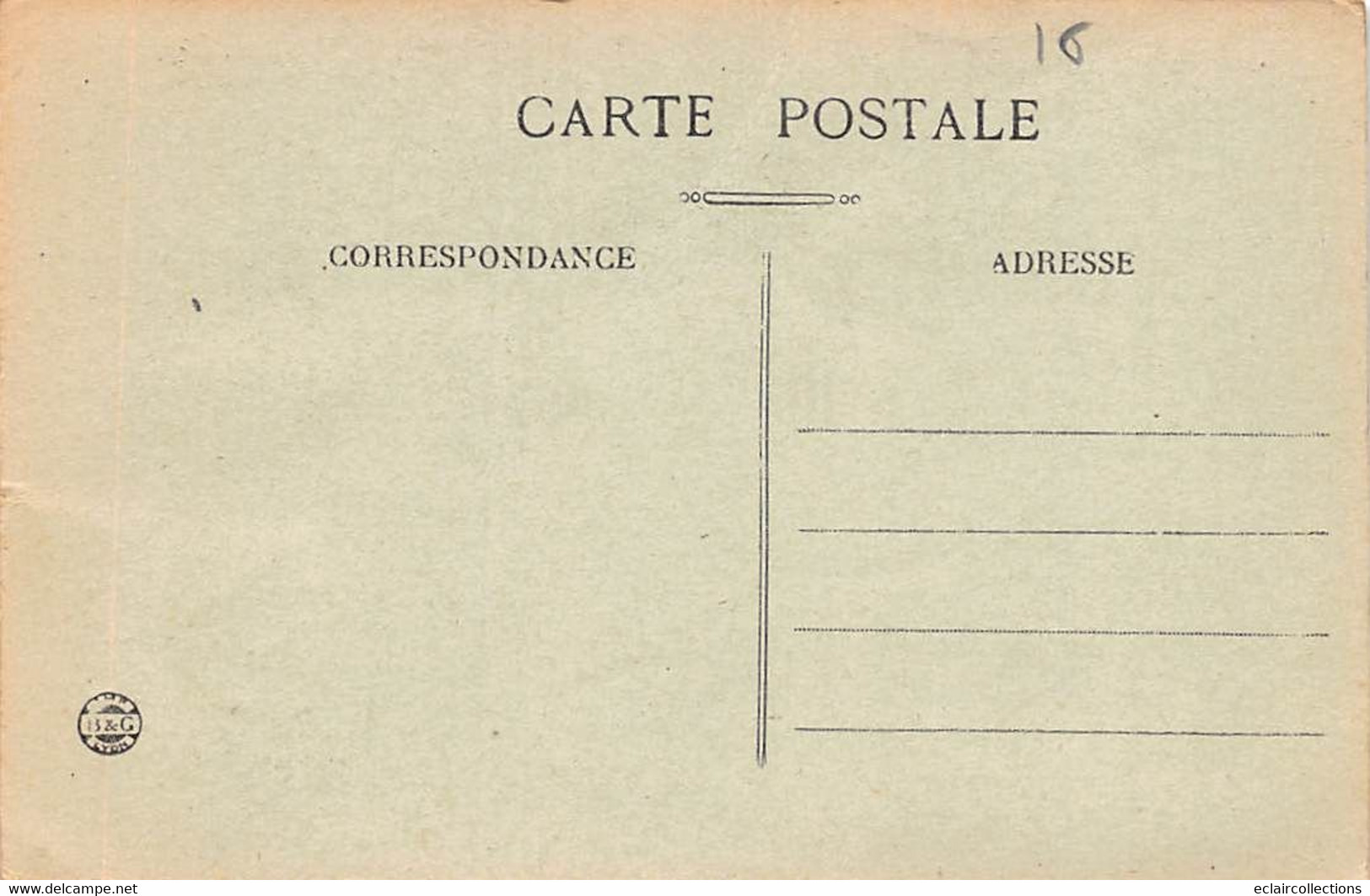 Confolens        16        Une Vieille Femme Tricotant        (voir Scan) - Confolens