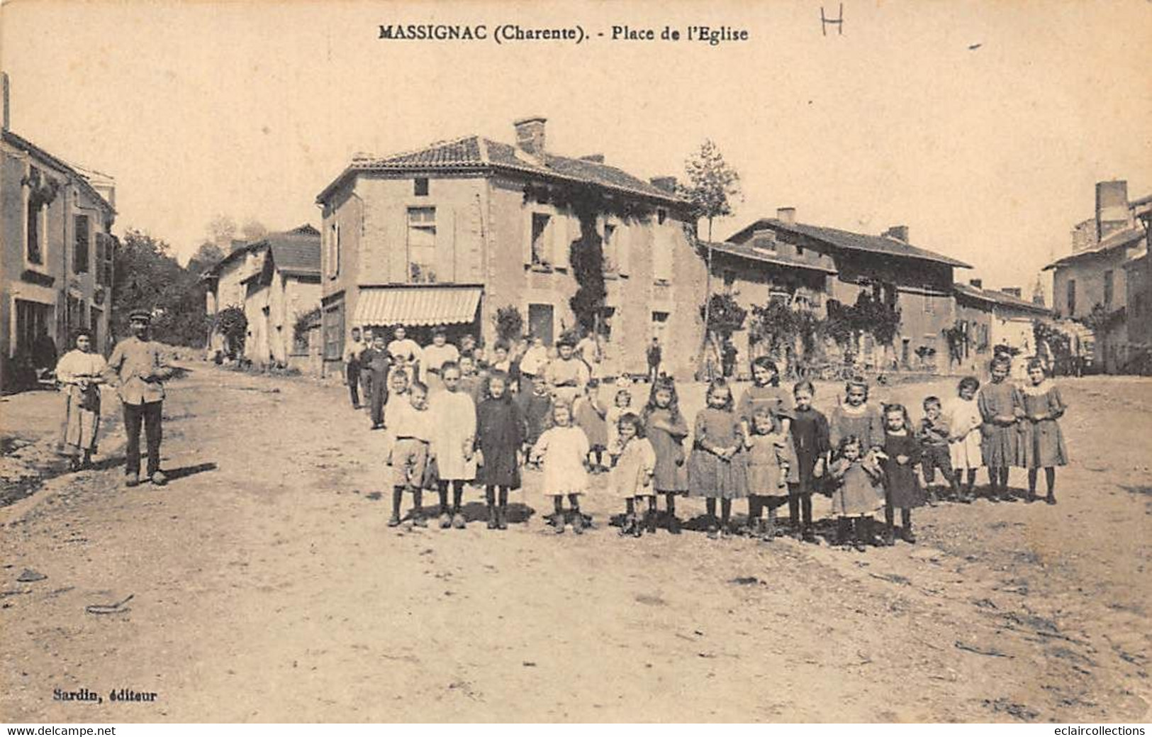 Massignac       16          Un Groupe, Place De L'église      (voir Scan) - Autres & Non Classés