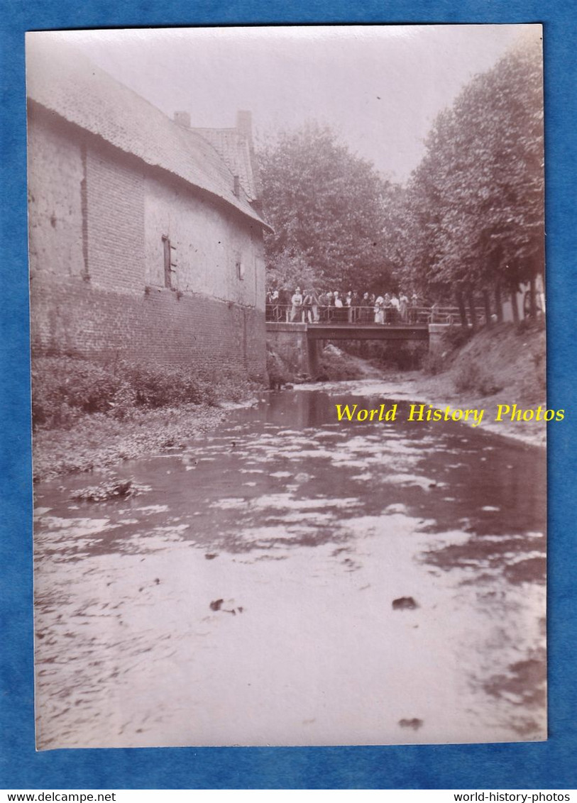 Photo Ancienne Vers 1895 / 1905 - Village à Situer - Vers LILLE ? LE QUESNOY Sur DEULE ?- Foule Sur Un Pont - Patrimoine - Antiche (ante 1900)