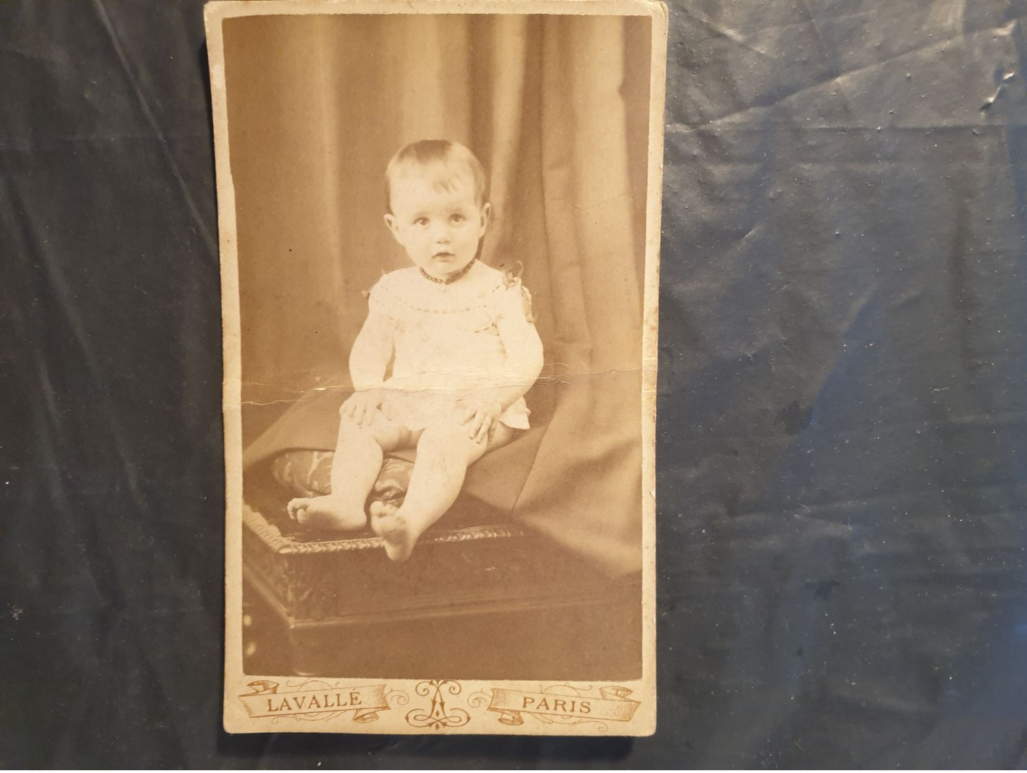 Cdv Ancienne Fin 19ème Siècle. Portrait D Un Bébé.  PHOTOGRAPHE LAVALLE À PARIS - Antiche (ante 1900)