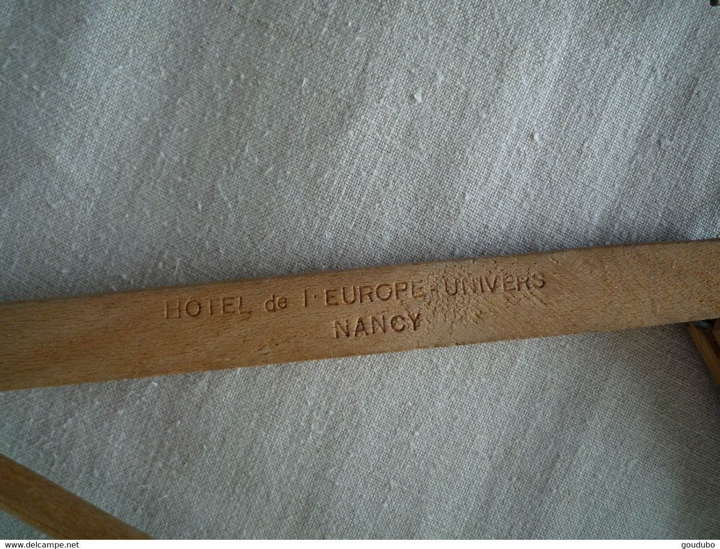 Cintre En Bois Crochet Métal Hôtel De L'Europe-Univers Nancy. - Otros & Sin Clasificación
