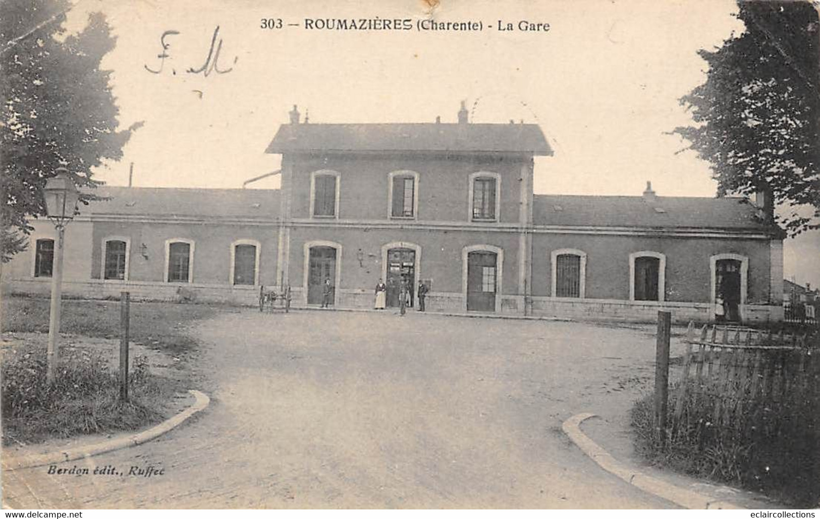 Roumazières            16        Extérieur De La Gare.  - Petite Déchirure -    (voir Scan) - Autres & Non Classés