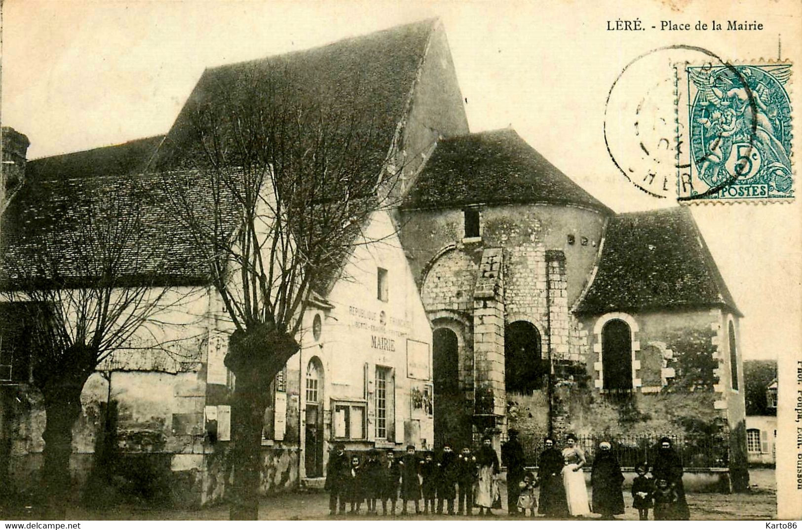 Léré * La Place De La Mairie * Hôtel De Ville * Villageois - Lere