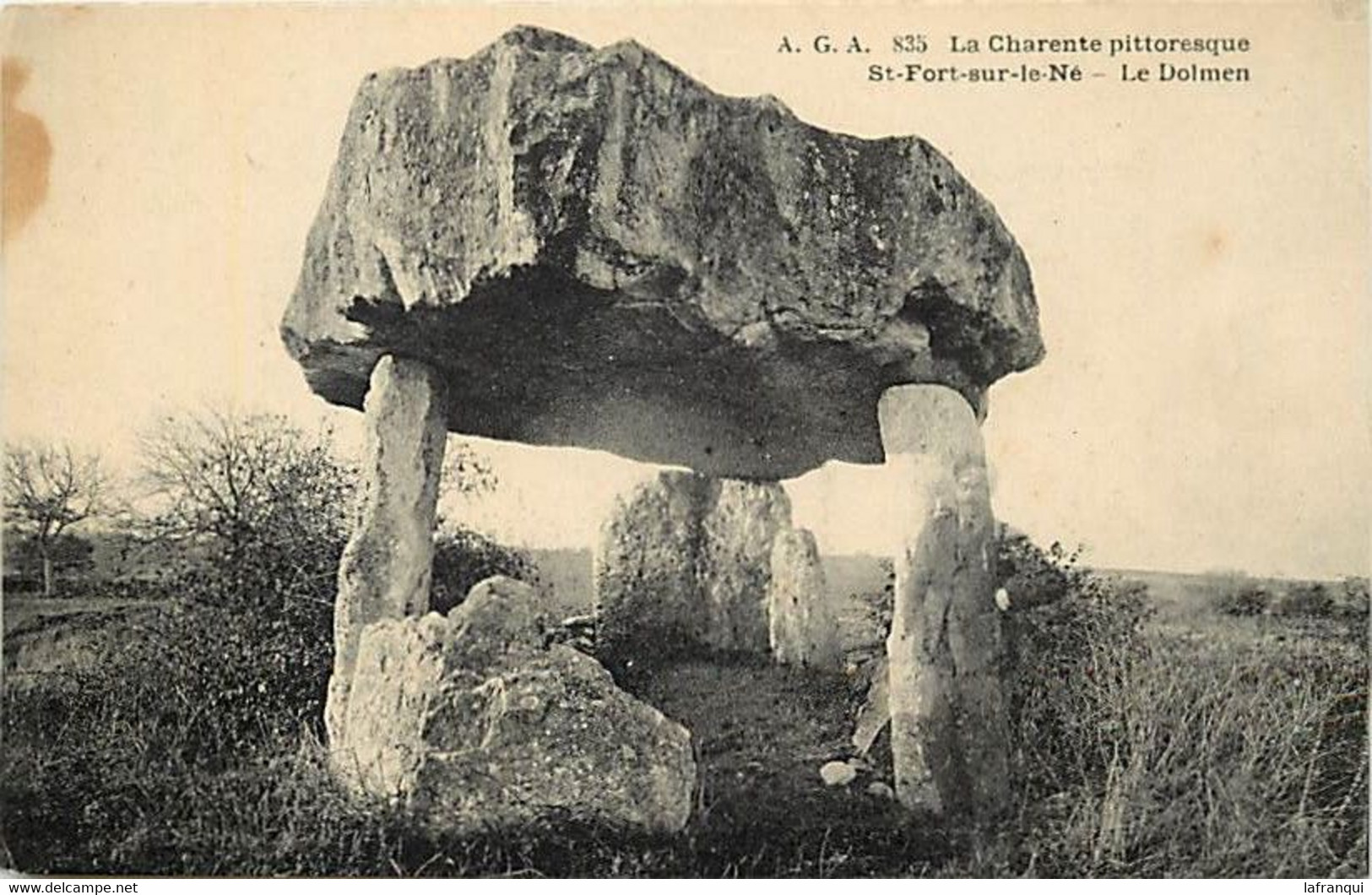 Ref  981- Charente - Dolmen - Saint St Fort Sur Le Né -/ Etat : Petite Tache Haut Gauche - - Dolmen & Menhirs