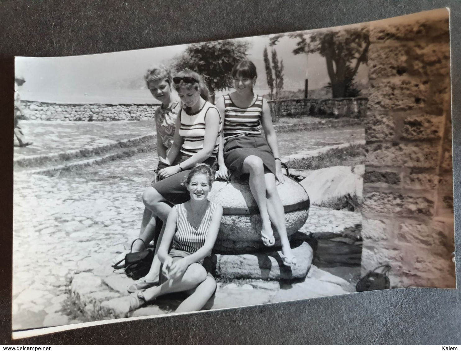 YOUNG WOMEN ON A LAKE, JEUNES FEMMES SUR UN LAC,ORIGINAL PHOTO - Persone Anonimi