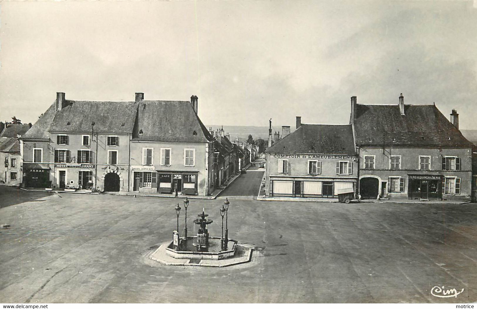 HENRICHEMONT - Place Henri IV, Rue D'Anjou. - Henrichemont