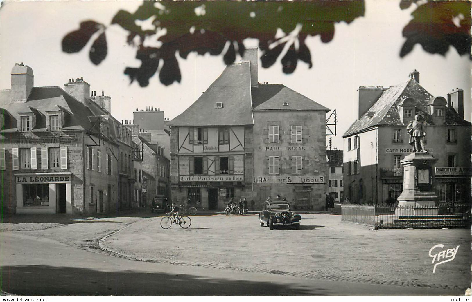 LESNEVEN - Place Du Général Le Flo, Voiture Citroën Traction. - Lesneven