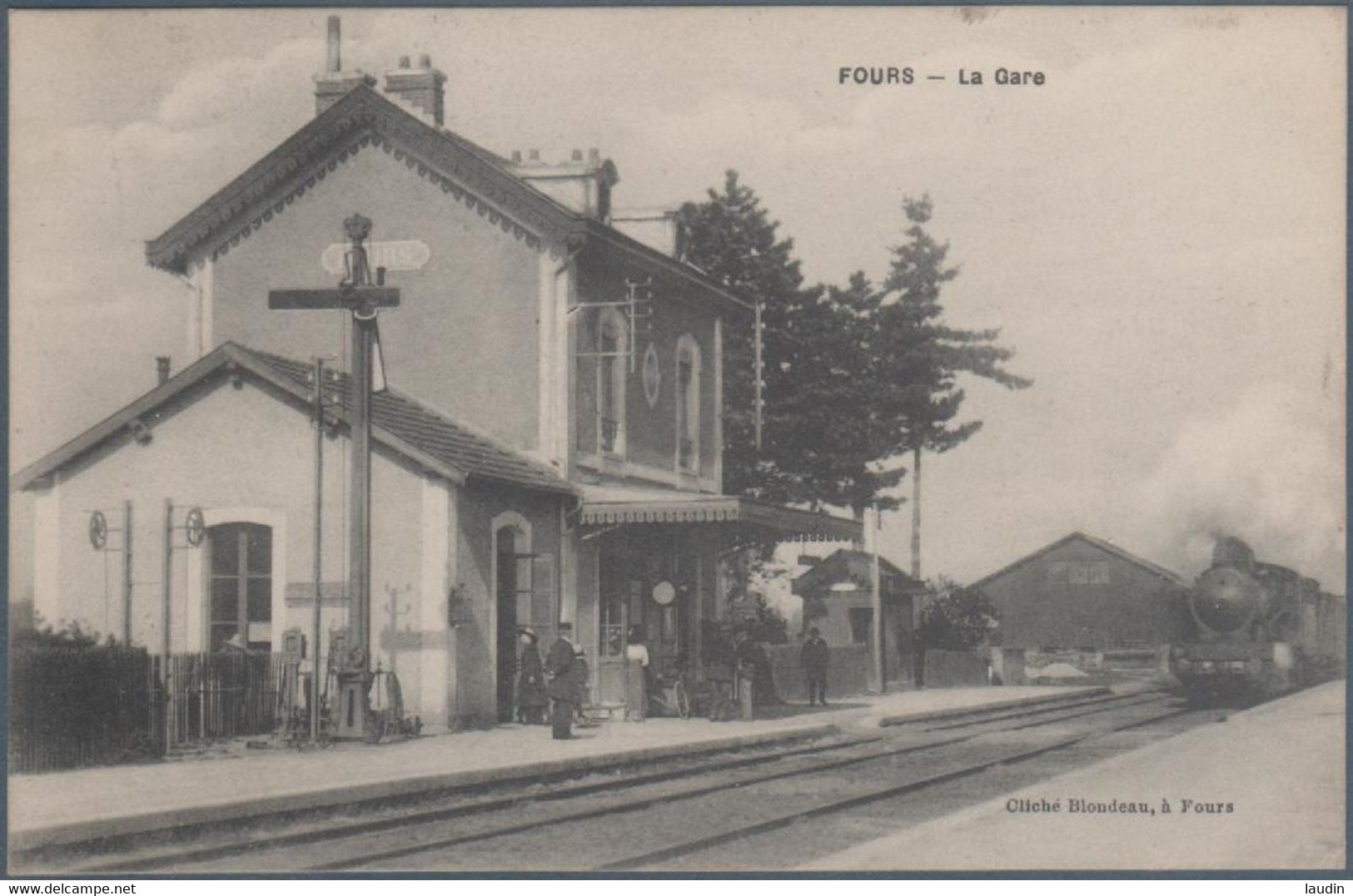 Fours , Train Arrivant En Gare , Animée - Autres & Non Classés