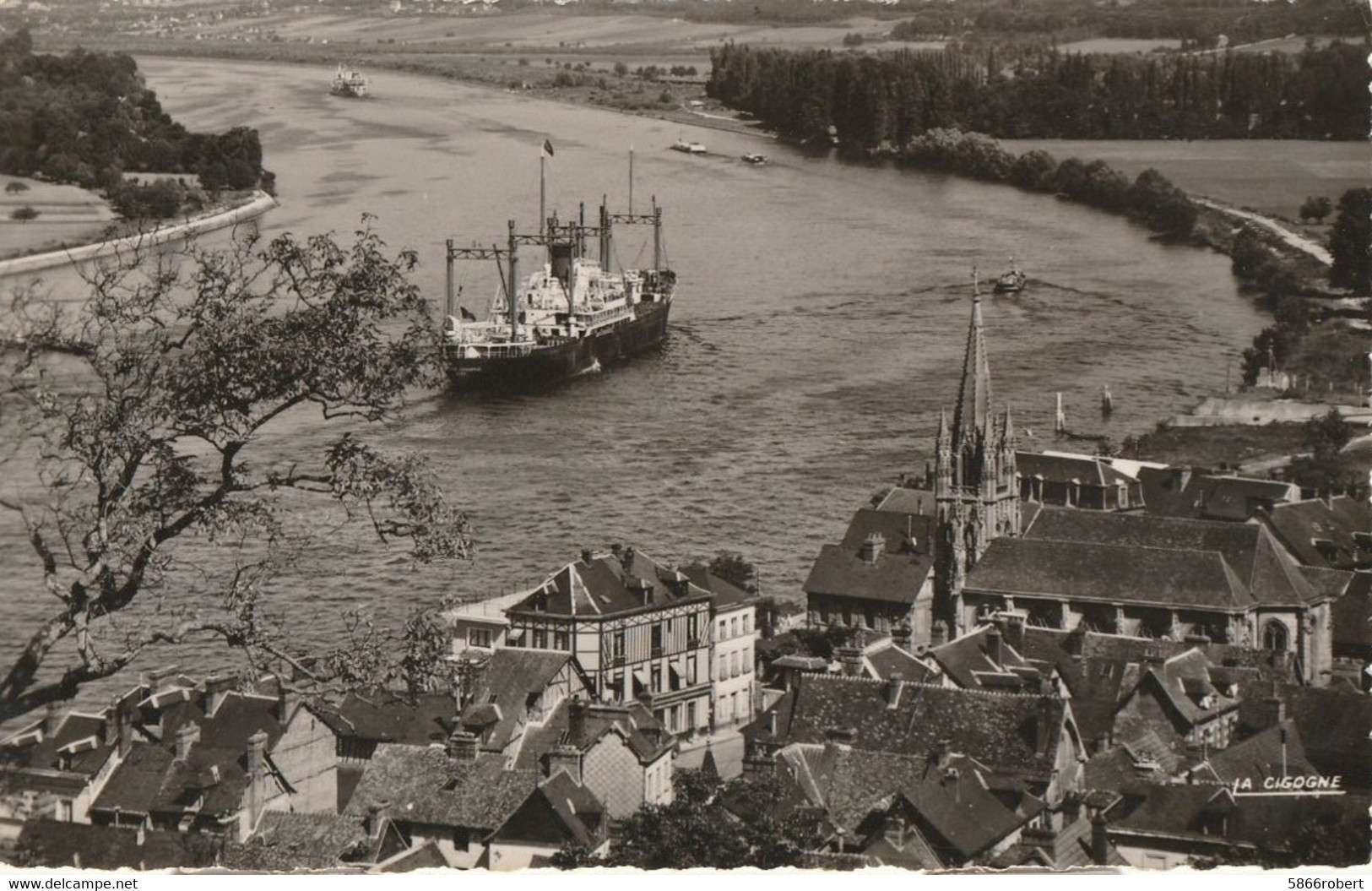 CARTE POSTALE 09CM/14CM ORIGINALE DENTELEE : LA BOUILLE UN GROS BATEAU SUR LA SEINE SEINE MARITIME (76) - La Bouille